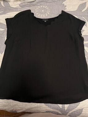 Black Scalloped V-Neck Cap Sleeve Top